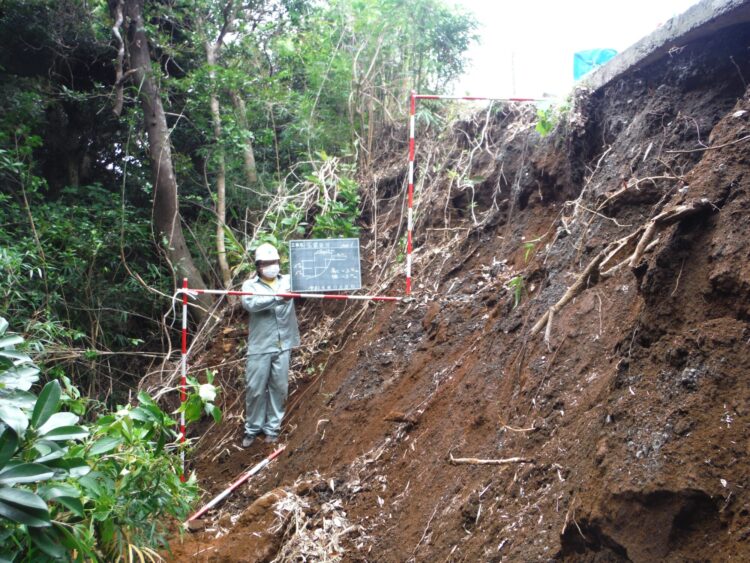 農道法面の崩落現場